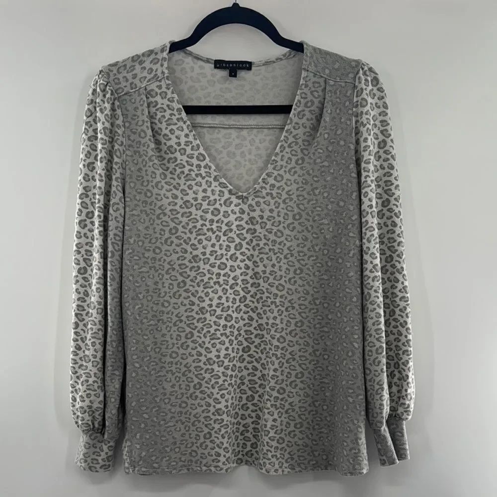 3For$20 Gibsonlook Animal Print Grey/White V-Neck Knit Size Small